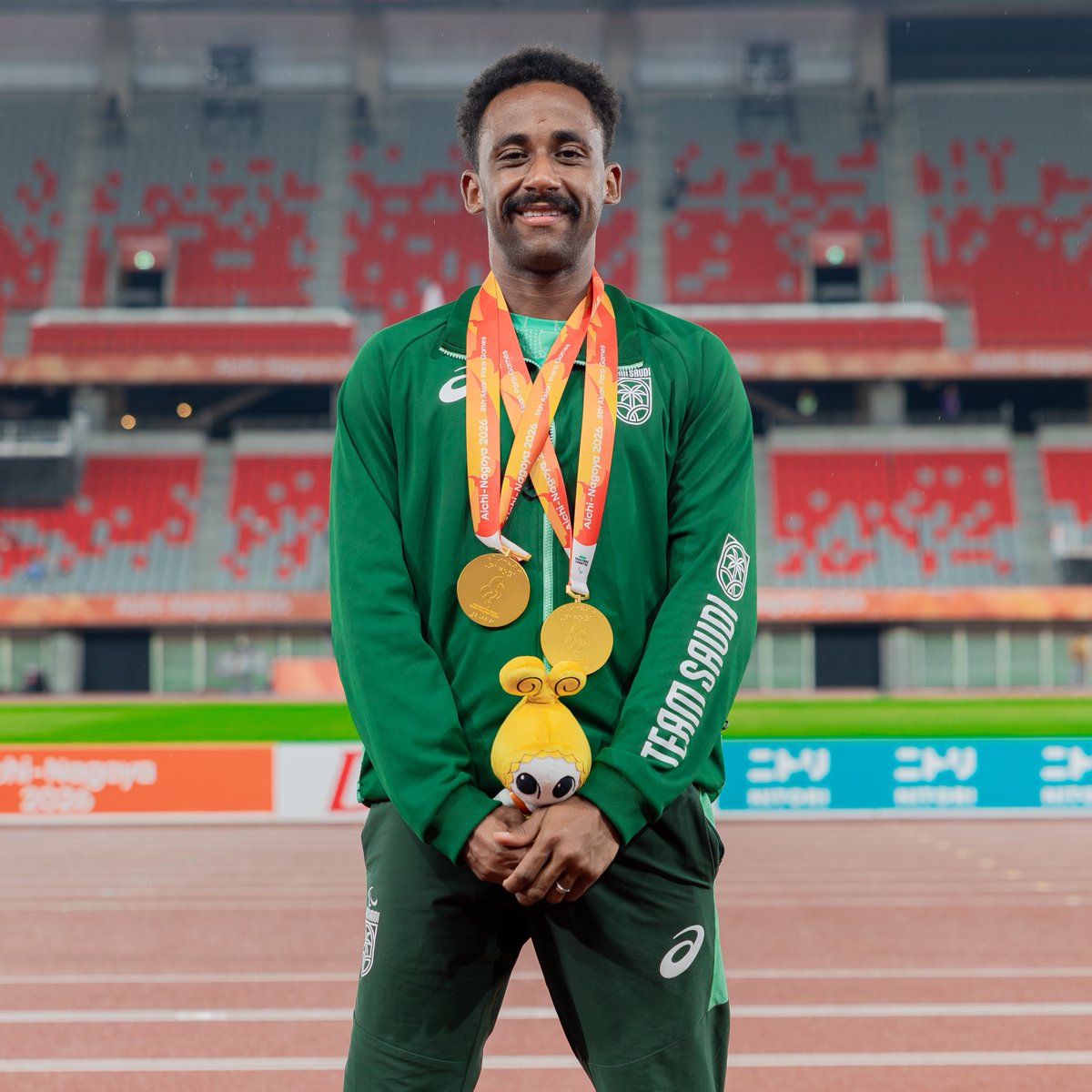 TeamSaudi's tweet photo. أنا الأول وأنا الأوفى وأنا الـ بعدين على درب الذهب تمشي وتلقاني 🥇🎶

جانب من تتويج نجم #فريق_السعودية علي النخلي بالميدالية الذهبية لسباق 200م T37، وتحطيمه الرقم القياسي للدورة، ضمن منافسات دورة الألعاب الآسيوية البارالمبية الخامسة #ناغويا2026 🥇

#نشجعك 💚 https://t.co/PelU9NMJle