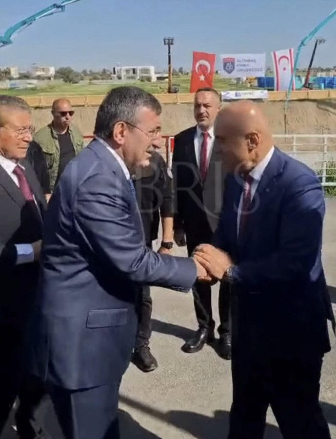 MySpeculate's tweet photo. Nusret Altınbaş'a,
Tüm deliller ortadayken ve herkes tarafından biliniyorken,
Kaçması ve çaldığı paraları kaçırması için 35 gün süre veren devletin hangi yetkili(ler)idir?
Asıl bunu araştırın @_cevdetyilmaz.
Sen de mi işin içindesin yoksa?
Aşağıdaki Altınbaş resimlerin de çok masum, seni de mi kandırdılar?