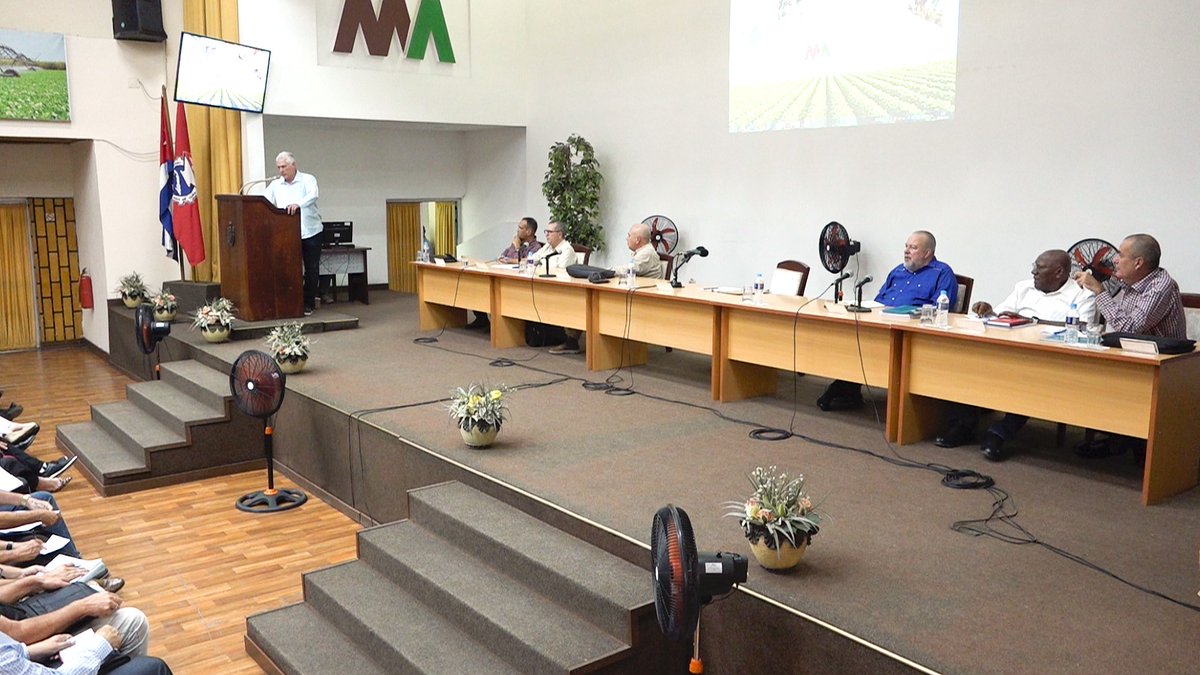 PresidenciaCuba's tweet photo. 🇨🇺| El Partido evalúa la implementación de las 176 transformaciones en la Agricultura.

Encabezó el Primer Secretario, @DiazCanelB, la clausura de la visita del Comité Central del @PartidoPCC al Ministerio de la Agricultura, sus OSDE y empresas.

🔗| https://t.co/WFzYiwaO40 https://t.co/quCSPnBJvO