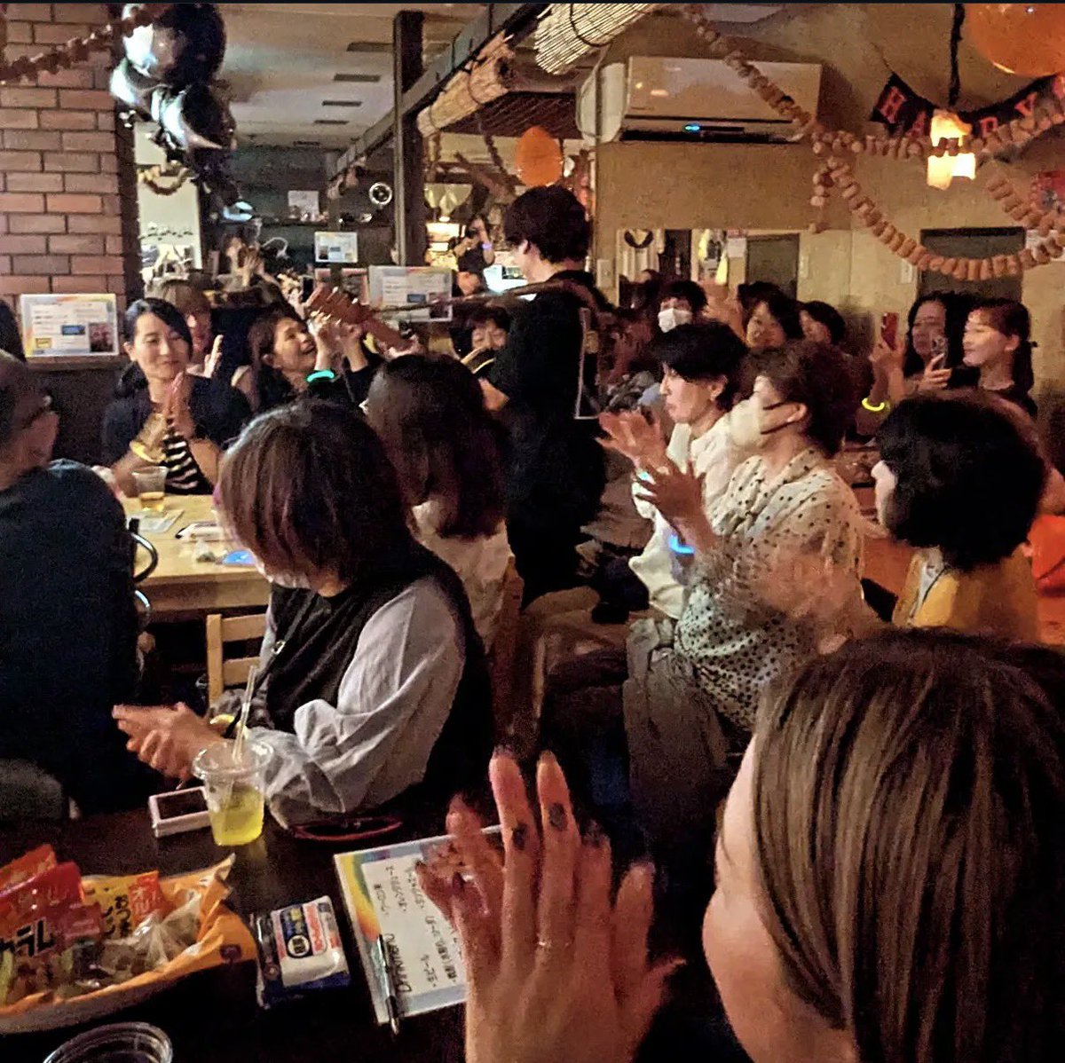 isoyama_jun's tweet photo. #千波湖１万人無料ライブへの道 in 愛媛県八幡浜市

3年目となる愛媛県八幡浜市での２日間のライブを終えました！

初日のお昼は、八幡浜市の特別養護老人ホーム「ことぶき荘」での慰問ライブ。

コロナ禍で僕が配信ライブをしていた時にたまたま僕を見つけてくれて、慰問ライブしてもらえないか？と言ってもらえたのがきっかけで、呼んでいただいてからはや4回目。
出逢いはどこにあるか分からないし、いつあるかも分からないよなぁ。だからこそ、その瞬間瞬間を大切にしないといけないなぁと想う昼。

このことぶき荘(@kotobukisouyawatahama )のみなさんが、本当に素晴らしくて、
寄り添うとか、親身になるとかそういう言葉を凌駕していて、利用者の方のことが大好きなんだなぁというのがすごく伝わってきます。
みなさんすごく笑顔。
あらゆる局面と向き合わないといけない職業だから、大変なことが多いはずなのに。
利用者さんのことを想いながら、涙を流してる姿が胸に残っています。
僕は少し行って、１時間くらい歌うだけなんだけど、それでも涙を流してくれたり、笑顔になってくれたり、楽しみに待ってたよーって声をかけてくれたり、ありがたい環境で歌わせていただいています。
これもこの日を迎えるまで、会場にお知らせのポスターを作って貼ったり、曲をかけてくれたり、お話をしてくれたりする土台があり、普段利用者さんとの絆がある上でのライブなので、こんな風なグッとくる時間が作れてるんだと思っています。
本当にいつもありがとうございます！

控え室にも風船が飾られていて、そこにはそれぞれ手紙が添えられていました。
大切な宝物。

終えたら、こちらも毎回恒例のなるさぁBARでライブ。
前回45〜46人だったかな？それでもパンパンで、なるさぁBAR最多記録やわぁ！(合ってるかな)って言ってもらえたのですが、今回は52名？の方が来てくれました。最前列の方は、もうステージの上みたいな感じでしたw

関東や関西からも八幡浜に来てくれてすごく嬉しかった！ありがとう！八幡浜、最高でしょ？
︎

熱気ムンムンだったんだけど、ママがあれはただ暑いじゃないよ！心が熱くなってるからや！と言ってくれました。ぴー。ありがとうございます！

最後には、八幡浜市のてやてや音頭を歌い、みんなで歌えや踊れや、盛り上がりました！

ケーキの真ん中に、僕のアルバムタイトルの「真ん中」が描かれていて、それを燃やすと、僕と鈴木くんの写真が出てくるという、初体験のすんばらしいケーキまでいただき、ありがとうございました！！
会場の飾り付けもことぶき荘のみなさんが力を貸してくれました。ありがとう！！

翌日は、八幡浜の道の駅の中にある多目的ホール「みなと交流館」でライブでした。
平日のお昼にも関わらず、たくさんの方が駆けつけてくださり、嬉しかったなぁ。再会もできたし、初めましての方も来てくれました！
0歳の子も来てくれたよ。子供達にとっては、僕のライブが人生初ライブになる可能性が高いので、音楽っていいな、ライブっていいなって思ってもらえるように精一杯やるのみ。

いろんな都道府県を巡り国道などを走っていても、ここはどこなんだろう？って思うような景色の街が多いなぁと感じることがあります。
でも八幡浜は、「日本はここにあった。」そんな風に想える景色が拡がる街。

施設の方、楽器屋さん、ちゃんぽん屋さん、洋食屋さん、ホテルの方、洋服屋さん、ミュージシャンいろんな街の方々との出逢いもあり、何かできることはないかなぁと想って、「段々畑で逢いましょう(仮）」という曲を作りました。

来年頭くらいにはレコーディングして、次回行くときに届けられたらと思っています。

そしていつか八幡浜のホールでライブをする姿を届けられたらと思っていました。

でも、今回またおじゃまをして、
果たしてそれお礼になるのかな？と疑問にも思いました。
それよりも、八幡浜の方には、やっぱり八幡浜って素敵なところだと再確認していただき、八幡浜を訪れた方には、あぁ素敵な街だと感じていただけるようなイベントを作った方が、役に立てるんじゃないかなと思うようになりました。

僕が出逢った素敵な方々、感動する景色。
それを紹介し、つなぐ日。
茨城総合物産音楽フェスや、千波湖１万人無料ライブで得た経験を、八幡浜でも活かせないかなと感じるようになりました。

地元以外でやったことはないので未知ですし、１年後か２年後か分からないけどなるべく多く通い、繋がりを作り、そんな日を開くべく邁進していきます！

3月20,21日とまた愛媛県に行きます！
20日は西予市の花火大会に呼んでいただきました！
21日は八幡浜市で商店街でのストリートライブイベントに呼んでいただきました！
夜はなるさぁBAR！

待っててね！待ってるね！

#愛媛県 #八幡浜市