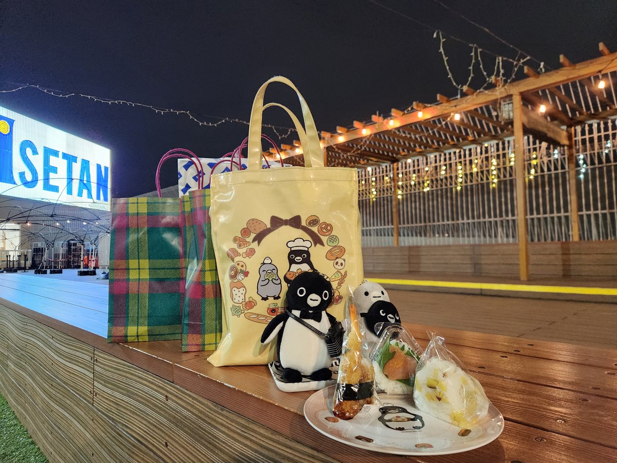 hiroshiwaon's tweet photo. 浦和の伊勢丹で開催中
#坂崎千春ハピネスペンギン展@浦和
に行って来ました。
グッツを購入後に版画展
会場で芸術の秋を満喫
デパ地下で🍙を購入後に
屋上で食欲の秋を満喫
心地の良い秋のひととき
Suicaのペンギン達も、屋上でリラックス出来たようです。
#Suicaのペンギン #ぬい撮り 
#伊勢丹浦和店 https://t.co/GHCOkF7Gvn