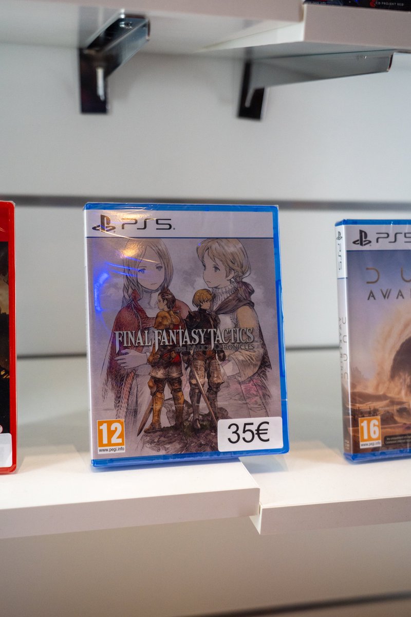 SquareEnixFR's tweet photo. Vous passez à la PGW ? Retrouvez nos jeux et des produits dérivés (dont des mugs incroyables) à la boutique de Bandai Namco ! https://t.co/9ZhOzUeAjc