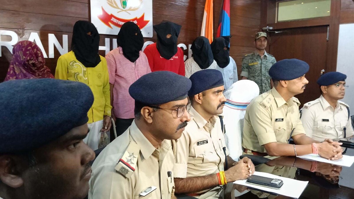 lagatarIN's tweet photo. Ranchi News : कांके डकैती कांड का खुलासा, महिला सहित 8 गिरफ्तार, चार लाख बरामद https://t.co/LV6MnxNILl
#jharkhand #Ranchi #robbery https://t.co/04nZTDiKNa