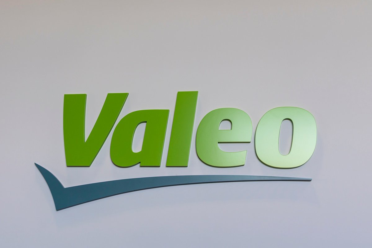 Journal_Auto's tweet photo. Pénalisé par le recul de son activité première monte en Europe et en Chine, Valeo affiche un chiffre d’affaires en baisse de 2,3 % au troisième trimestre 2026. L’équipementier maintient néanmoins ses objectifs annuels, mais il… dlvr.​it/TW2D70 #Industrie #équipementier #Valeo https://t.co/0K7FhP4Gvm