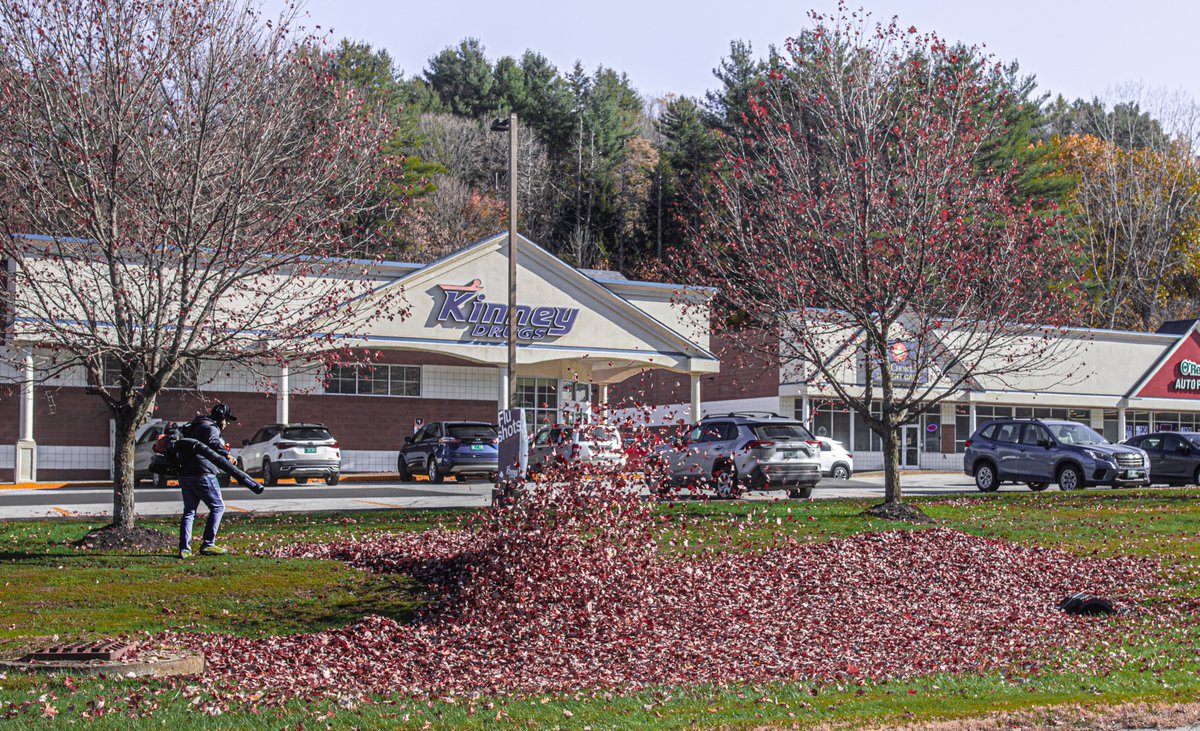 fotogosaurus's tweet photo. leaf blower https://t.co/Vx5HenXOYp #VT #Vermont #NewEngland #Fall #Autumn #LeafBlower #cleanUp #yardWork #StreetScene #outInTheStreet #RealWork #leaves #moment #October #think #Wonder #reflect #Cycles #Remember #Canon #storeFronts https://t.co/encRJKwem8