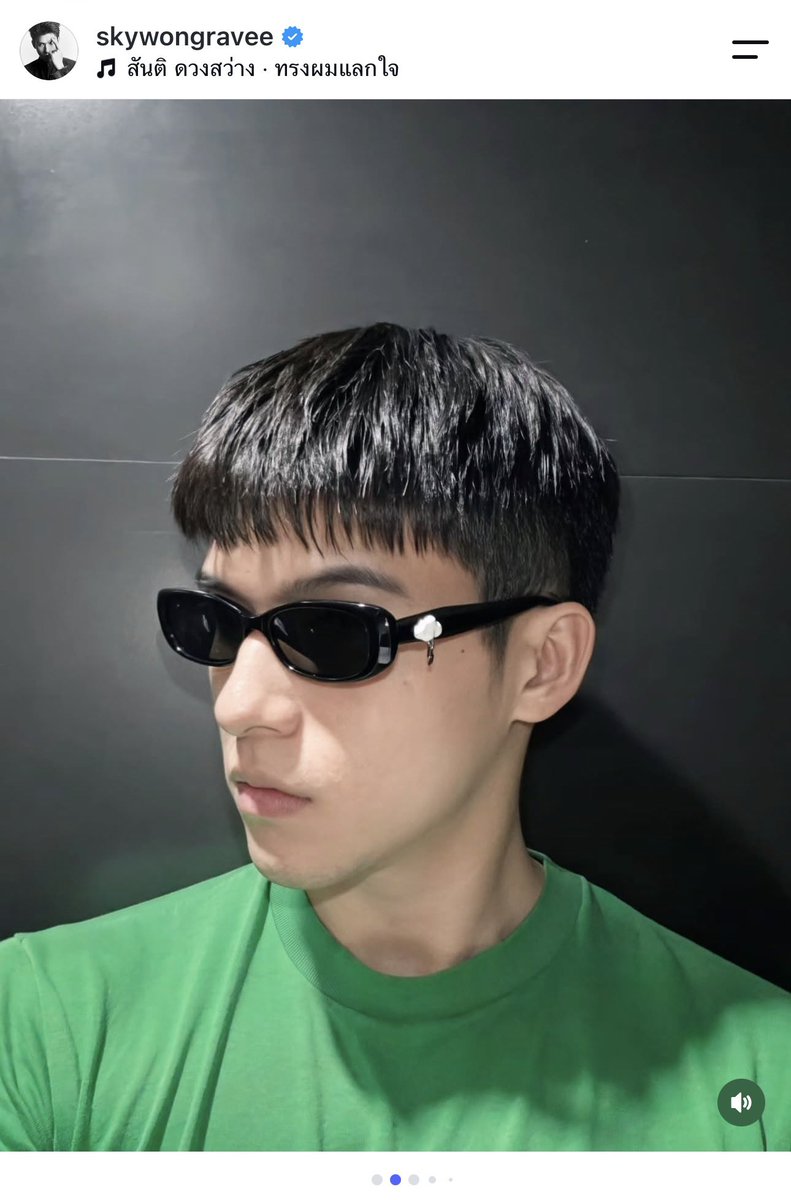 Narinpxg's tweet photo. เมื้อฉันมาซื้อแว่นตามสกาย ที่ lenskart SG พอ พนง รู้ว่าเรามาจากไทย นางถามว่ามาซื้อแว่นตามใบเฟิร์นหรอ เราเลยบอกว่ามาซื้อตามสกาย นี่ก็ถามนางไปว่า คุณรู้จักสกายมั้ย นางตอบเรา Of course! He came here for an event.  
เราเลยเปิดรูปหน้าจอให้ พนง ดู  ☁️🩵#skywongrawee #LenskartSG https://t.co/WZts8Ls30F