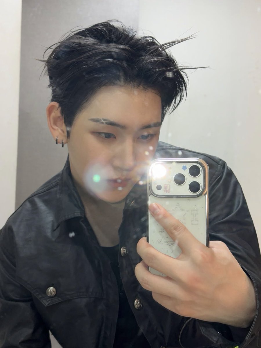 clockhoon's tweet photo. 이계훈 아이폰 거울셀카다 ㄷㄷ https://t.co/rveKMQms1p