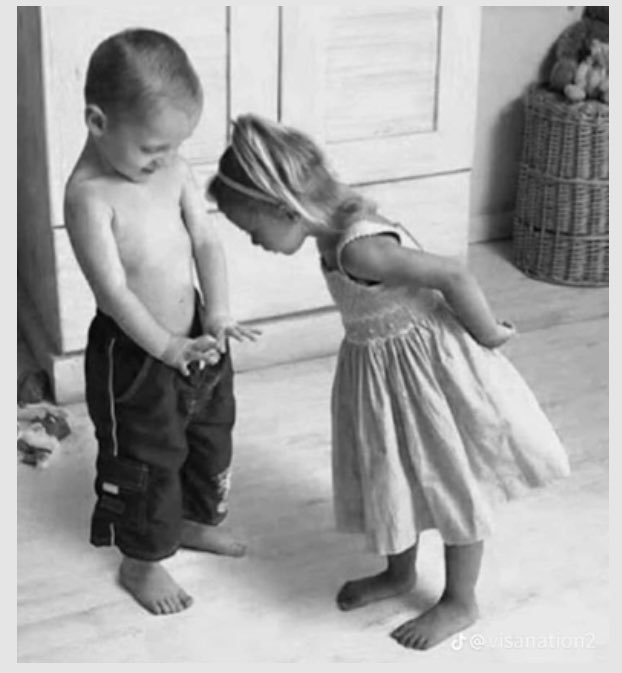 debbie17a's tweet photo. What's he showing her 🤔 https://t.co/57OAevPPQS
