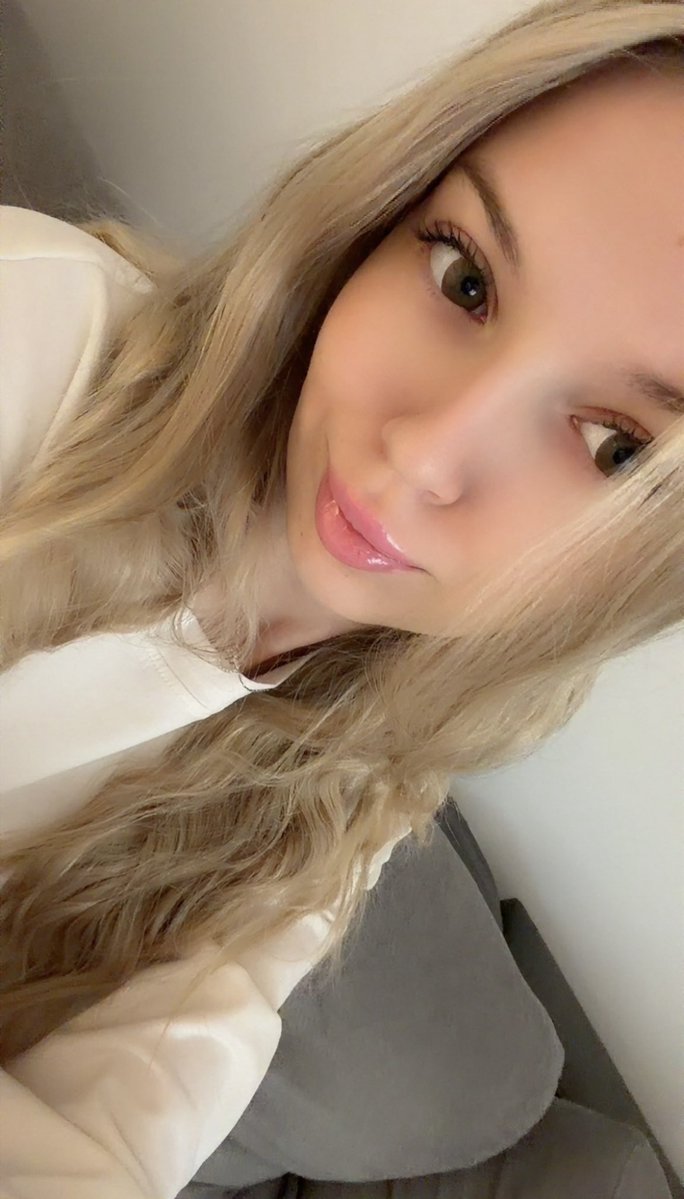 PolskaQueen92's tweet photo. Ça existe encore les bon soumis obéissants et les fétichistes de pieds sur X ? https://t.co/aU5dJz0lvN