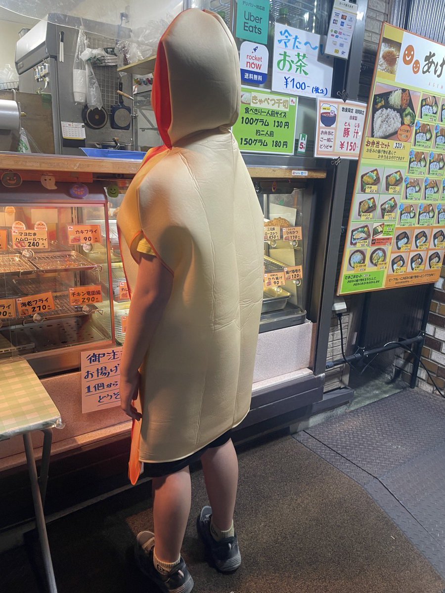 diskfreak's tweet photo. ハロウィンで街を練り歩く息子 https://t.co/LmUKw2xU8Q