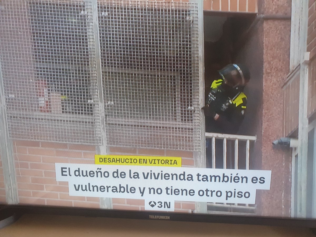 CristinaGR64's tweet photo. La han líado parda por el desahucio de una familia inmigrante, de Marruecos, con 6 hijos menores, que RECIBEN 2.450€ DE AYUDAS AL MES! 😤
De verdad queda alguien que defienda esta aberración?

NO NECESITAMOS ESTE TIPO DE INMIGRANTES, que en lugar de aportar, vienen a parasitar! https://t.co/t1j5RTZBtS