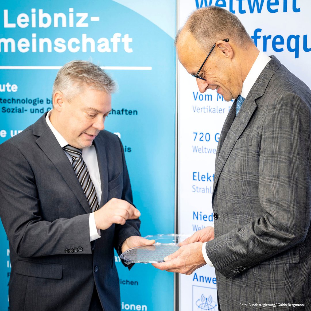 bundeskanzler's tweet photo. Spitzenforschung made in Germany: Am Leibniz-Institut für Mikroelektronik in Frankfurt (Oder) entstehen hochmoderne Mikrochips.   

Deutschland ist und bleibt innovativ. Dafür fördern wir mit der Hightech Agenda Schlüsseltechnologien für Deutschlands und Europas Souveränität. https://t.co/WwbKW034sm