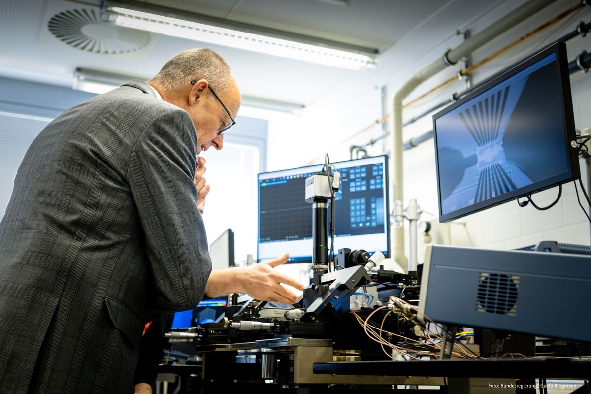 bundeskanzler's tweet photo. Spitzenforschung made in Germany: Am Leibniz-Institut für Mikroelektronik in Frankfurt (Oder) entstehen hochmoderne Mikrochips.   

Deutschland ist und bleibt innovativ. Dafür fördern wir mit der Hightech Agenda Schlüsseltechnologien für Deutschlands und Europas Souveränität. https://t.co/WwbKW034sm
