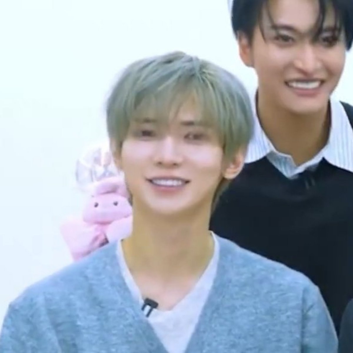 yeomyfavesender's tweet photo. It's obvious when Yeosang is happy with a song, him posting pictures of the MV hours after the Comeback with Drip song &amp; a whole caption of his lines instead of just emojis, telling people to support it at the airport, his big smile in the fanchant video, compare this to Bad era https://t.co/ZsyahHKDPB