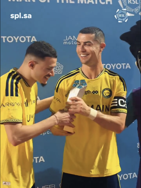 TouchlineX's tweet photo. 🚨 𝗡𝗘𝗪: This was the moment where Cristiano Ronaldo REFUSED to accept the Man of the Match award and instead pulled his teammate Al-Hamdan onto the stage so HE could receive it! ❤️ 

WHAT A MAN! 👏 https://t.co/w7rUkt047U
