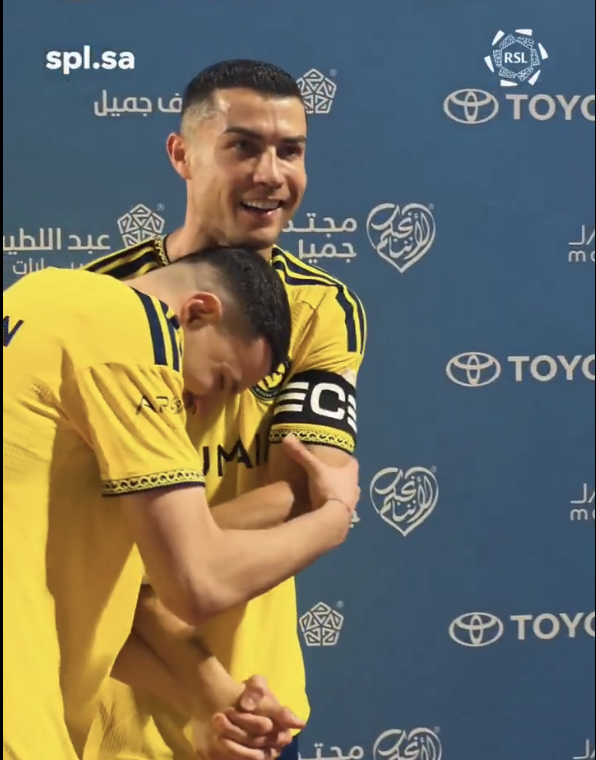 TouchlineX's tweet photo. 🚨 𝗡𝗘𝗪: This was the moment where Cristiano Ronaldo REFUSED to accept the Man of the Match award and instead pulled his teammate Al-Hamdan onto the stage so HE could receive it! ❤️ 

WHAT A MAN! 👏 https://t.co/w7rUkt047U