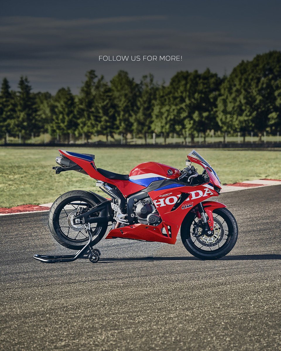 autoevolution's tweet photo. Back in 2024, Japanese bike maker Honda brought back to the European continent a supersport two-wheeler called the CBR600RR. This week, the company presented the latest incarnation of the design, which will be sold as a 2027 model year.

#honda #cbr600rr #hondacbr #supersport https://t.co/uaep1L3W7W