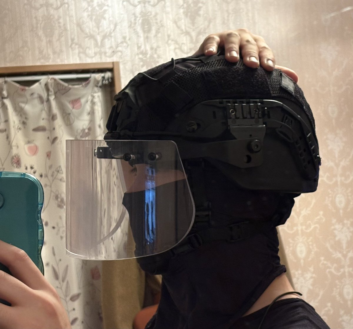 6inkt's tweet photo. バイザー重すぎてクソ首痛いしヘルメットが前にズリ下がってきて視界塞がれるw  頭頂部手で押さえて丁度良い 
現職とかどうしてんの https://t.co/NvN1Dobrqg