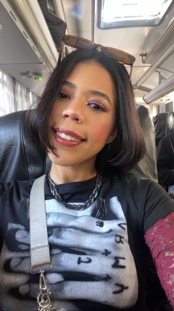 camyswithluv's tweet photo. FiNALMENTE ESTOU A CAMINHO BTSSSSSSS https://t.co/OOI96Urffx