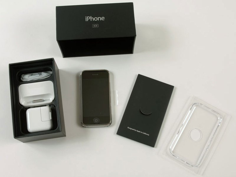 UltraLinx's tweet photo. It's actually wild how much you used to get with the original iPhone. I was obsessed with that little included dock, always thought it was sick. Such a cool way to have your phone on your desk or nightstand. https://t.co/aD5WrOW9hL