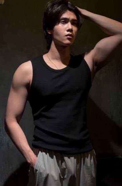 natachailover_'s tweet photo. gay tips on how to lure your ex: a tutorial by dunk natachai

1.flex your biceps
2.wear something that’ll make him jealous (shorts)
3.flex your veiny hands
4.give your most seductive look

in conclusion, be a fucking catch and make him regret ever letting you go and make him take you back