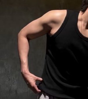 natachailover_'s tweet photo. gay tips on how to lure your ex: a tutorial by dunk natachai

1.flex your biceps
2.wear something that’ll make him jealous (shorts)
3.flex your veiny hands
4.give your most seductive look

in conclusion, be a fucking catch and make him regret ever letting you go and make him take you back