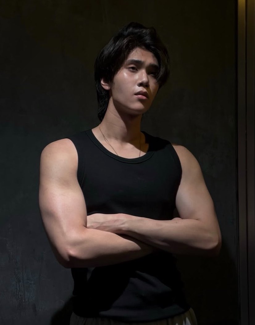natachailover_'s tweet photo. gay tips on how to lure your ex: a tutorial by dunk natachai

1.flex your biceps
2.wear something that’ll make him jealous (shorts)
3.flex your veiny hands
4.give your most seductive look

in conclusion, be a fucking catch and make him regret ever letting you go and make him take you back