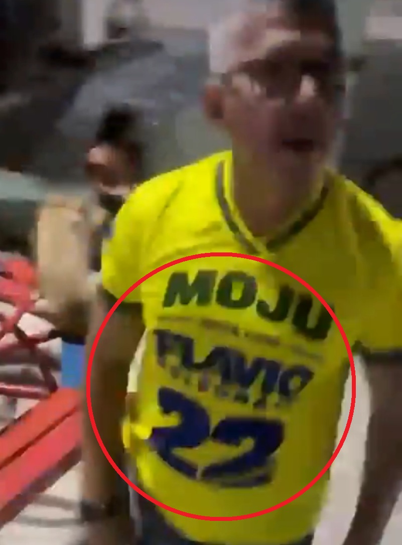 WomenHaveBeauty's tweet photo. @cortezpsol GRAVE ‼️🚨🚨Eleitor de Flavio Bolsonaro, portando arma de fogo na cintura, agride adolescente em um playground, deixando em pânico os menores presentes. https://t.co/u5lUE6xzjl