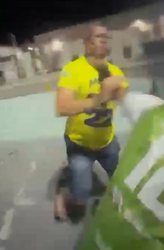 WomenHaveBeauty's tweet photo. @cortezpsol GRAVE ‼️🚨🚨Eleitor de Flavio Bolsonaro, portando arma de fogo na cintura, agride adolescente em um playground, deixando em pânico os menores presentes. https://t.co/u5lUE6xzjl