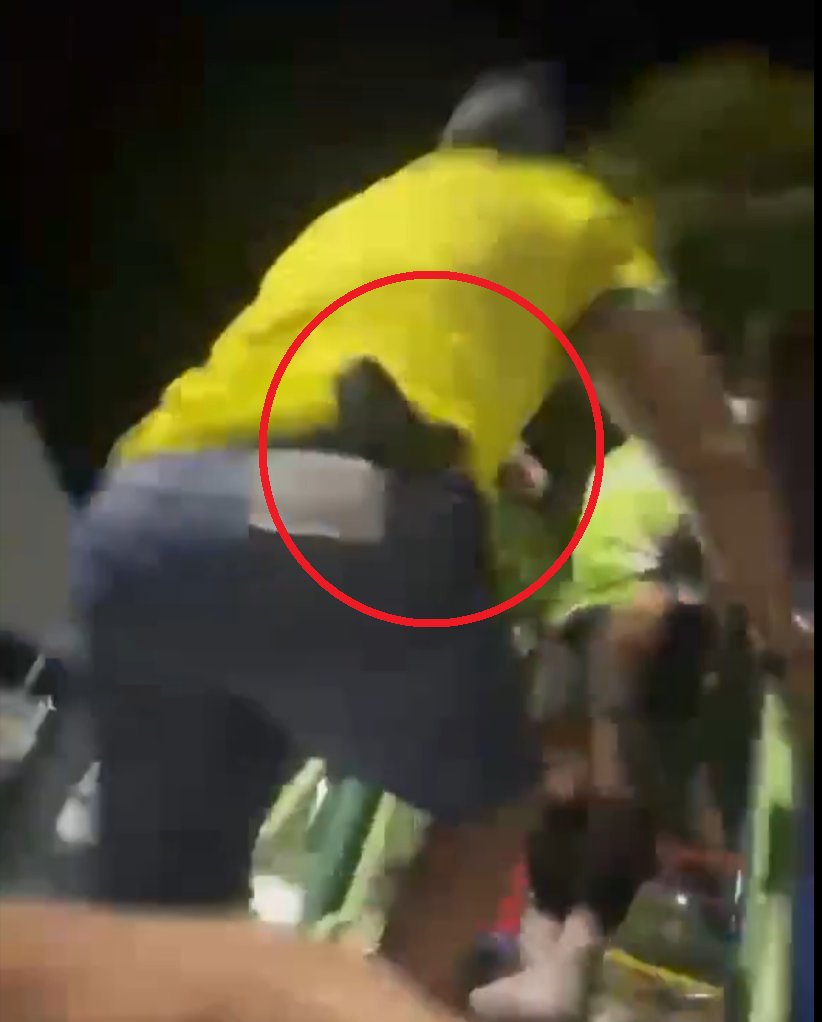 WomenHaveBeauty's tweet photo. @cortezpsol GRAVE ‼️🚨🚨Eleitor de Flavio Bolsonaro, portando arma de fogo na cintura, agride adolescente em um playground, deixando em pânico os menores presentes. https://t.co/u5lUE6xzjl