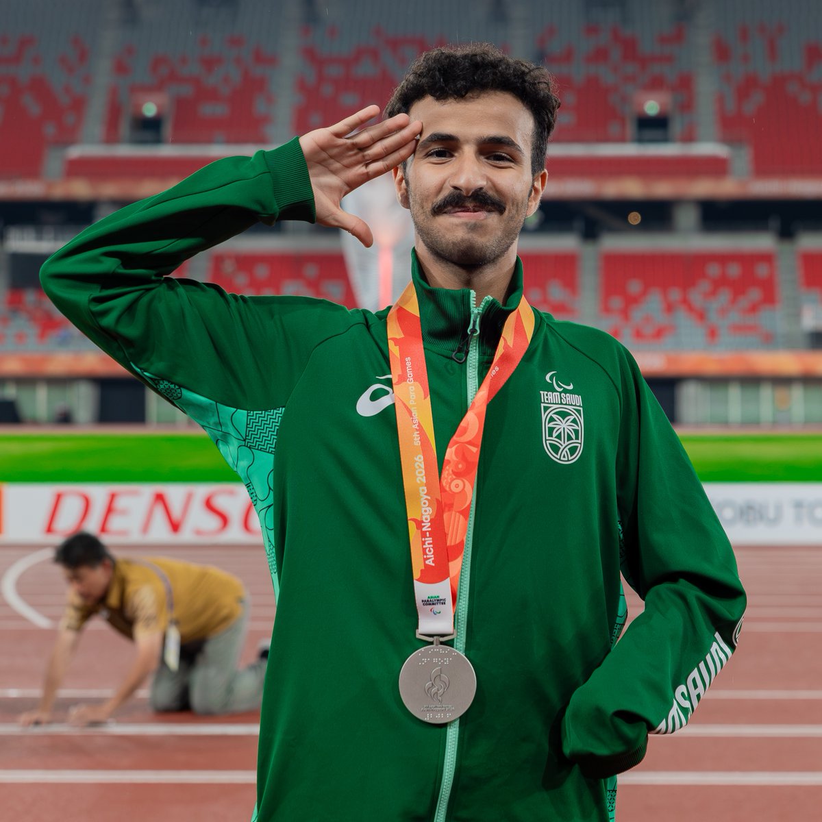 TeamSaudi's tweet photo. وسّعوا درب المنصّة وافتحوا الأبواب🥈

جانب من تتويج نجم #فريق_السعودية محمد القحطاني بالميدالية الفضية لسباق 100م T72، ضمن منافسات دورة الألعاب الآسيوية البارالمبية الخامسة #ناغويا2026 🥈

#نشجعك 💚 https://t.co/tCQbHAvYkk