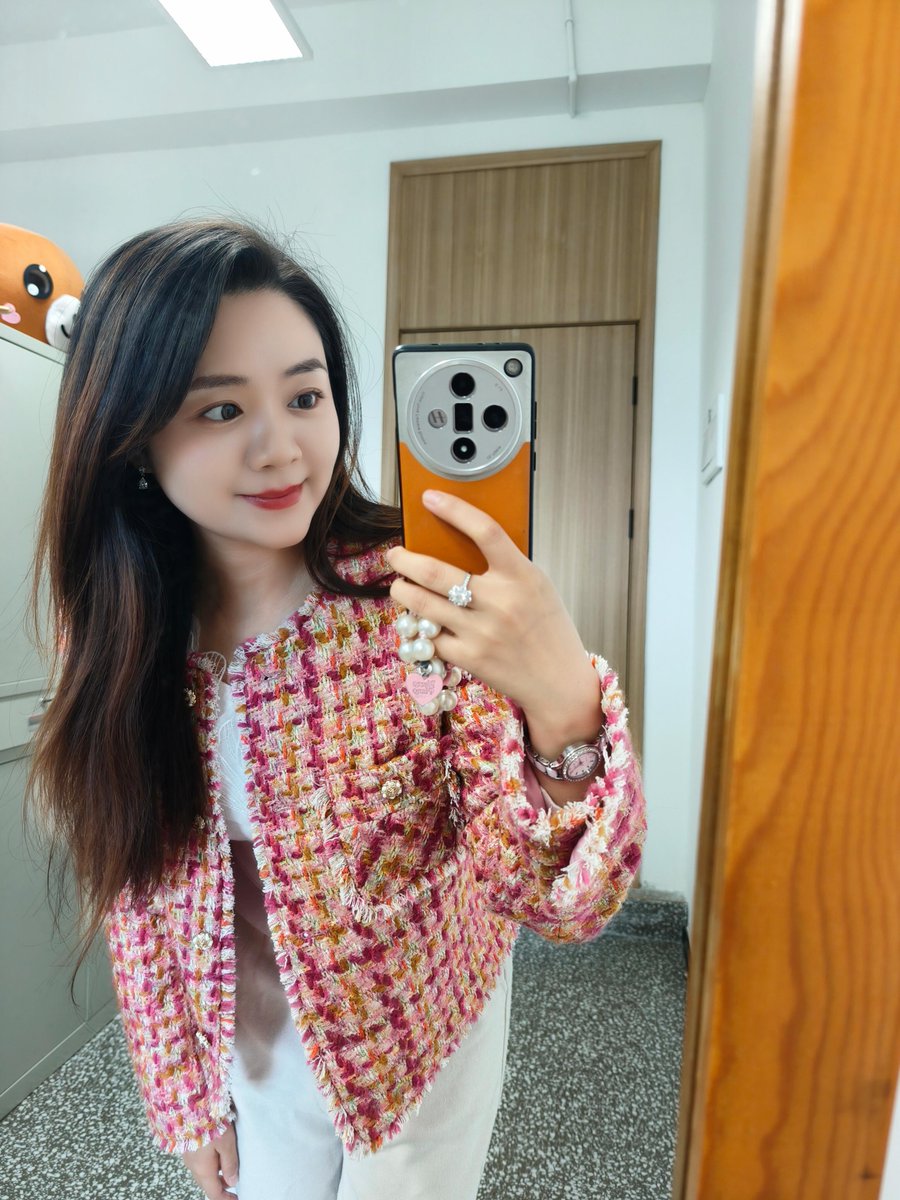 SimranBharjr9i's tweet photo. 下班把教案合上了，现在是我的私人时间....推特上别叫我老师，太正经了。🙈 https://t.co/5h4LKWSL9z