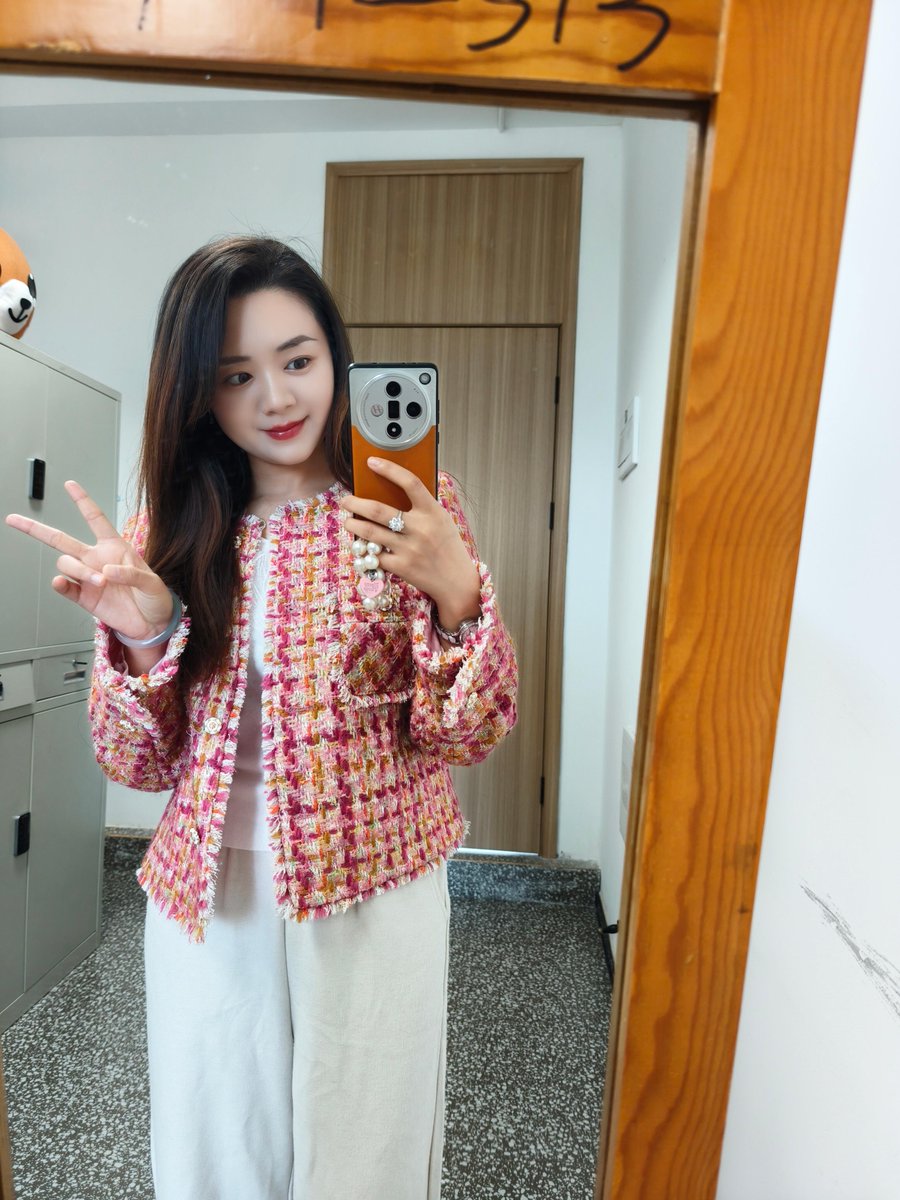 SimranBharjr9i's tweet photo. 下班把教案合上了，现在是我的私人时间....推特上别叫我老师，太正经了。🙈 https://t.co/5h4LKWSL9z