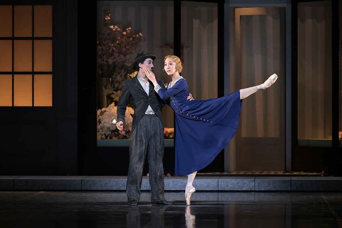nntt_ballet's tweet photo. 世界初演、そして世界初のバレエ化となるアラスター・マリオットの『街の灯』が本日開幕🎉
公演は11月1日まで！思いやり、愛、そして人間らしさに満ちた物語、美しく楽しい舞台をぜひお楽しみください✨

📸Takashi Shikama
Charlie Chaplin™ © Bubbles Incorporated SA

https://t.co/K8706pqcVR https://t.co/dZgLGGrxQU