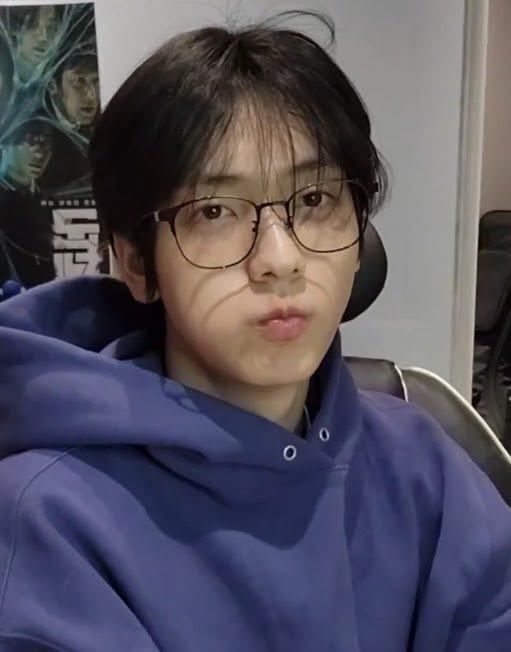 bedofthrns's tweet photo. i really need choi subin (aka soobin of txt tomorrow x together ) to leak where he got these cute glasses! rumor has it is that my gay friend and his boyfriend are looking for a place to get new frames, but they keep running into ai deepfake ads :( https://t.co/tznCBkEMSM