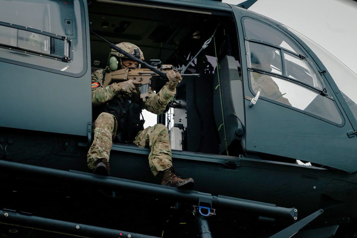 pascalbtr's tweet photo. Tiens, pendant une semaine, le 1er Wing et le Special Operations Regiment (SO Rgt) 🇧🇪ont réalisé des séances de tir à Charleville-Mézières, en 🇫🇷 👍
1 ier déploiement du #H145M @AirbusDefence pour tester les procédures et préparer les équipages à son emploi.
📷FB @BelgiumDefence https://t.co/dZX2ErofFz