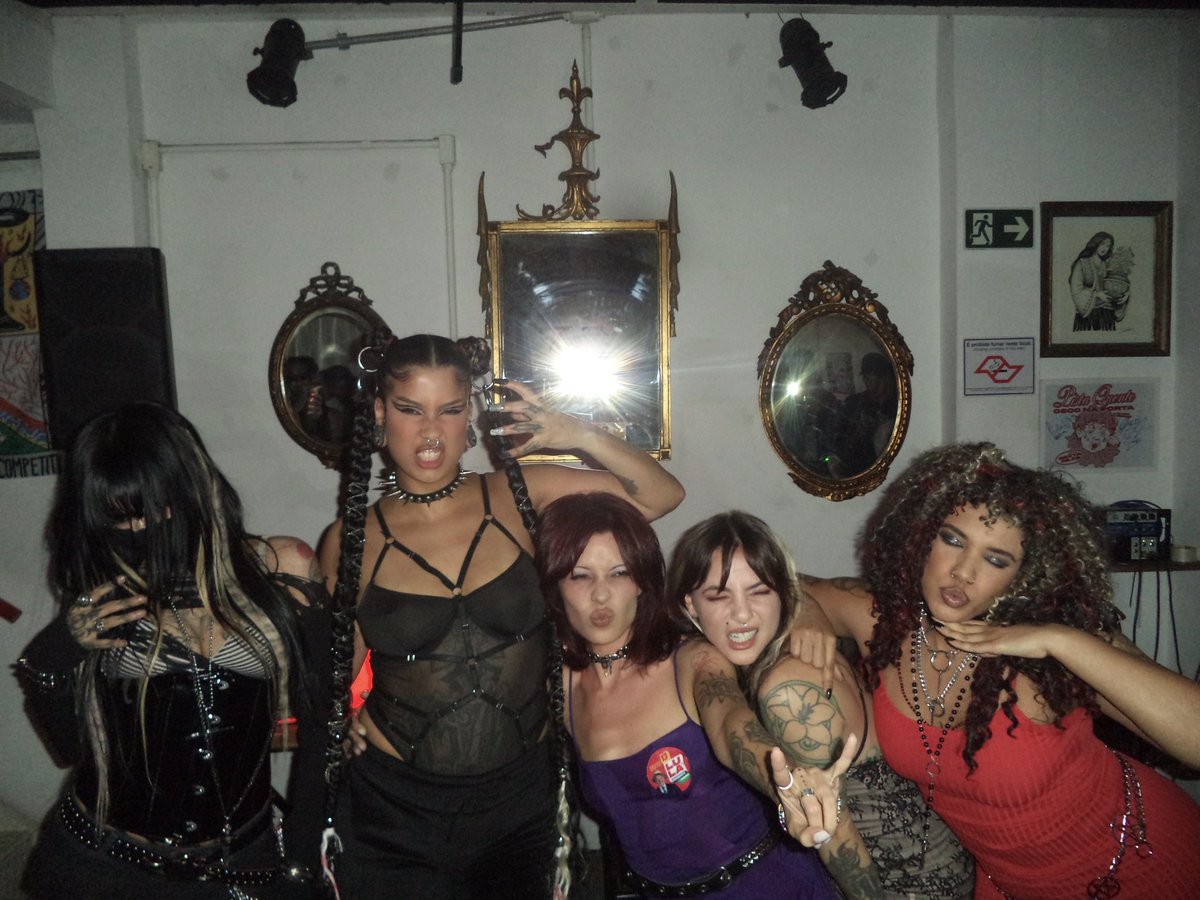 deckdisc's tweet photo. queria ser igual a essas musas! 

Kouth, Scarlett Wolf, Mastrobiso, Dani Buarque e MC Taya 😍 https://t.co/2FBkgxdw44