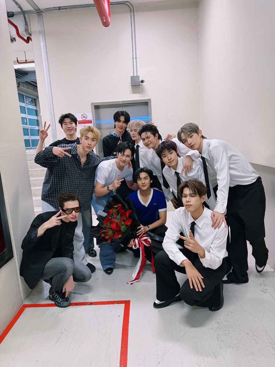 PROXIE_Official's tweet photo. #PROXIEth 💐 มาส่งกำลังใจและแสดงความยินดีกับ #LYKN ในงาน #LYKNReflexionConcertD1 นะครับ 🫶🏻🐺
ยินดีกับความสำเร็จและความทรงจำสุดพิเศษในครั้งนี้ ทุกคนเก่งและเต็มที่กันมาก ๆ ขอให้เป็นคอนเสิร์ตที่สร้างความสุขและช่วงเวลาที่ดีให้กับทุกคนเลยนะครับ (つ｡˃ ᵕ ˂)つ ⸝♡

#bROTHERSMUSIC https://t.co/vRbhZSqwqS