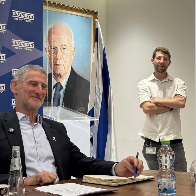 NadavSalz's tweet photo. זה יבוא לכולכם בהפתעה מוחלטת, אני יודע, אבל בבחירות הקרובות אצביע ליאיר גולן ולדמוקרטים

כי הם נלחמו איתנו ובשבילנו בארבע השנים האחרונות בכנסת וברחובות

כי הם מציעים אלטרנטיבה אמיתית לפשיזם היהודי שהשתלט על הנהגת המדינה

כי הם מציגים מנהיגות אמיצה, לא מגמגמת ולא מתקרנפת

כי הם רואים באזרחי ישראל הערבים אזרחים שווים, שמגיע להם יצוג גם בממשלה

כי בשנתיים האחרונות, ראיתי מקרוב עד כמה מדובר ברשימה של אנשים ונשים חרוצים, אידיאולוגים, חדים, שכל אחד מהם יהיה שר הרבה יותר טוב מחדלי האישים הנוכחיים

כי אני רוצה שההנהגה של המדינה שלי תהיה הנהגה ערכית, מנוסה, שלא מפחדת לחתור לשלום בצד שמירה על הביטחון, שלא מגמגמת בנוגע להגנה על הדמוקרטיה, ושרואה בכל אזרחי ישראל שווים.

זאת ישראל שאני רוצה שהילדים שלי יגדלו בה.