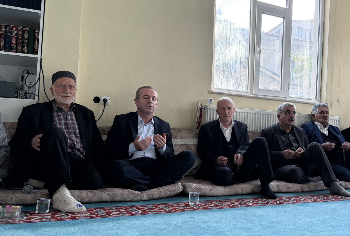KayaZeydin's tweet photo. 📍 Hakkâri / Dörtyol Camii

Kıymetli Yılmaz ailemizin taziyesine katılarak acılarını paylaştık, dualarımızla yanlarında olduk.

Merhuma Allah’tan rahmet, kederli ailesine sabr-ı cemil diliyoruz.
Rabbim mekânını cennet eylesin.

@RTErdogan
@Akparti
@abuyukgumus
@MustafaAlkayis
@byildiz63