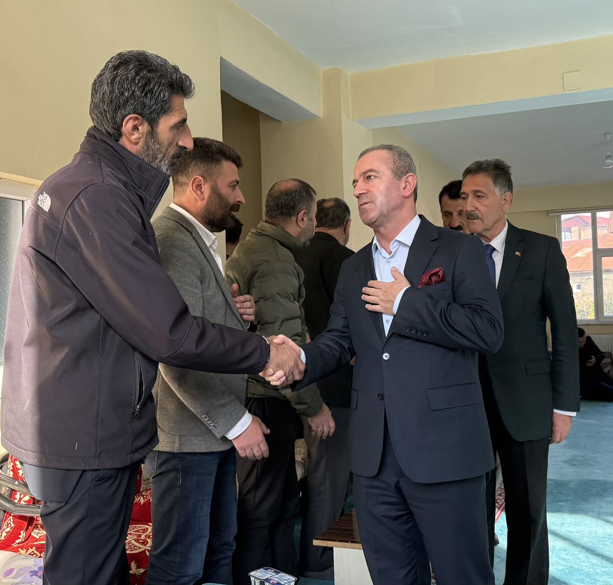 KayaZeydin's tweet photo. 📍 Hakkâri / Dörtyol Camii

Kıymetli Yılmaz ailemizin taziyesine katılarak acılarını paylaştık, dualarımızla yanlarında olduk.

Merhuma Allah’tan rahmet, kederli ailesine sabr-ı cemil diliyoruz.
Rabbim mekânını cennet eylesin.

@RTErdogan
@Akparti
@abuyukgumus
@MustafaAlkayis
@byildiz63