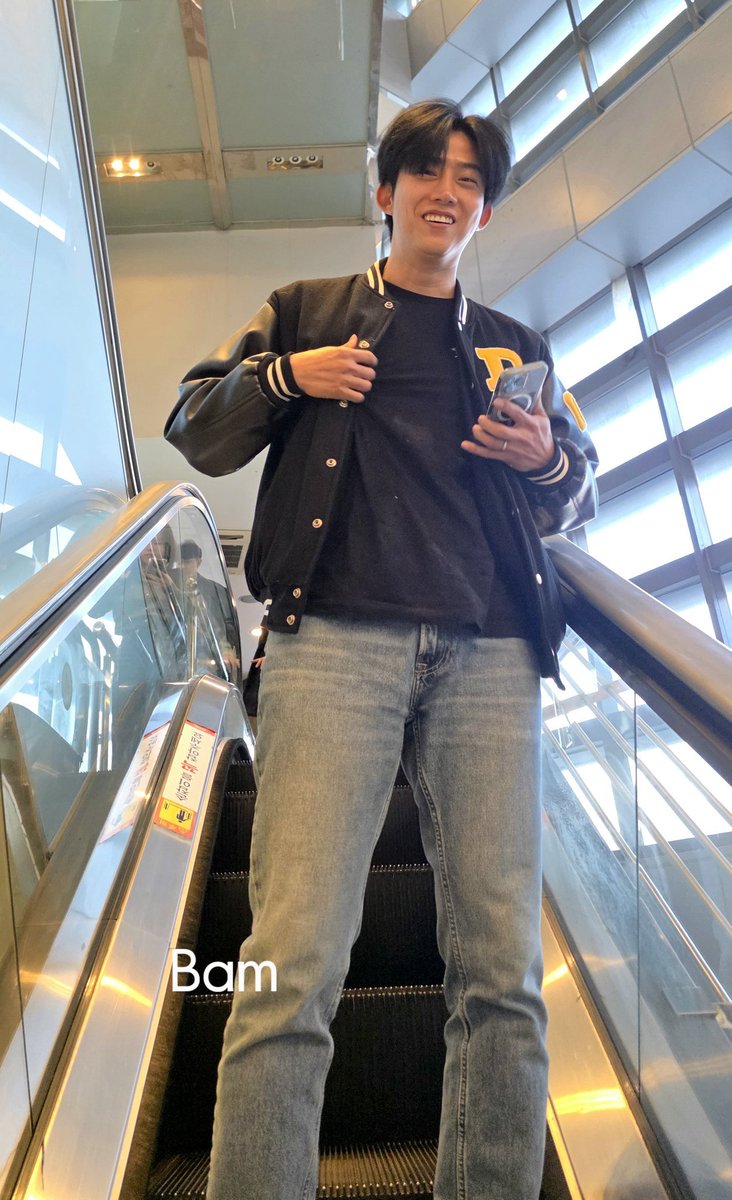 kingminjun2taec's tweet photo. THE DIFFERENCE BETWEEN MY TWO BIASES 🎀
😼 secretly showed up reported every single moment of the movie watched it until the very end  and then ran away 
🐼 announced hours in advance that he was coming showed up like a gentleman greeted everyone didn’t watch the movie and left https://t.co/8XQJnH9jlE