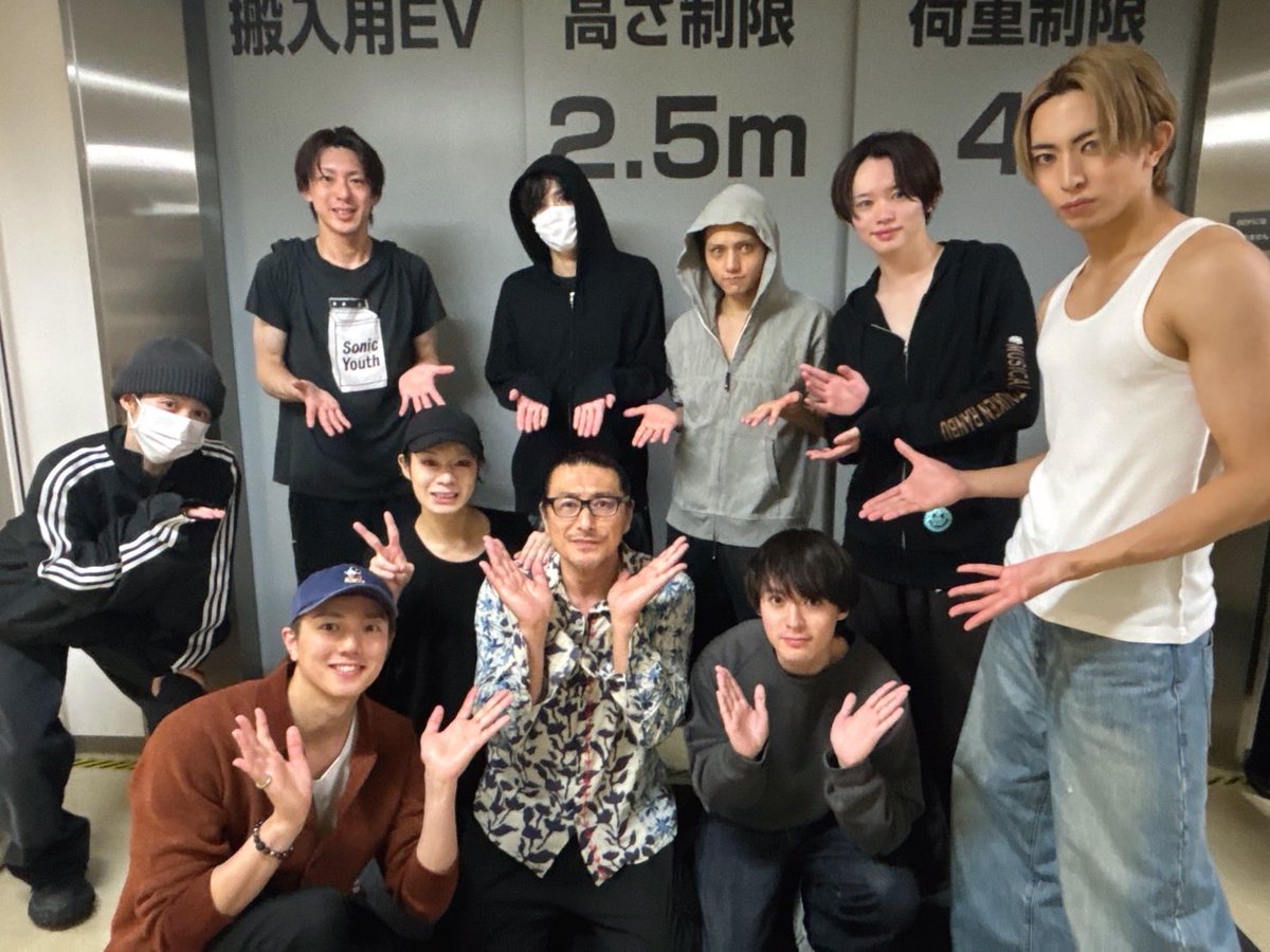 0909Ryugi's tweet photo. ミュージカル『刀剣乱舞』
～月夜一縷～
観劇させて頂きました！！

素晴らしかった！！
キャストもスタッフさんも
みんなでここまで物語を歩んできたんだというのが伝わる作品でした！

あと毎回、ホントみんな凄いなって思います。キャストはもちろんなんですが
セットをあの短い間にガラッと変える素晴らしさ。

最後まで皆さん怪我なく終えられますように！！

#刀ミュ