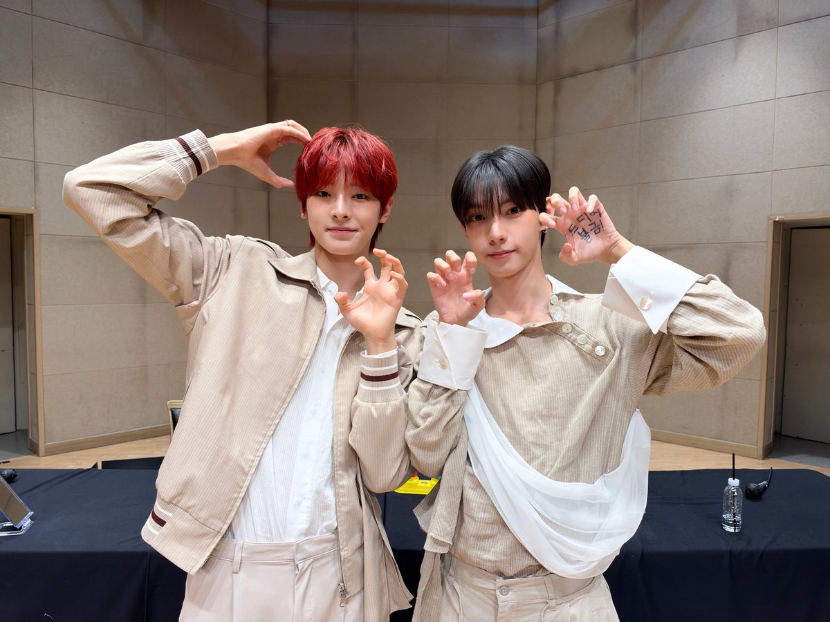 flareu_official's tweet photo. [#FLARE_UPDATE] 261023 FLARE U (플레어 유) 2nd Mini Album [LOVEHOOD] 발매 기념 팬사인회

#FLAREU #플레어유
#LOVEHOOD https://t.co/GxxQzKKWZa