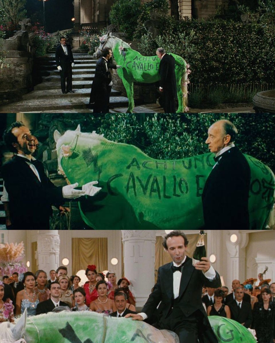 updatecharts's tweet photo. VOCÊ SABIA? No filme “A Vida é Bela (1997)”, um cavalo é PICHADO com dizeres ANTISSEMITAS, como “cavalo judeu”, em uma representação do preconceito e da perseguição aos judeus na Itália fascista.

A cena causa impacto ao mostrar como o antissemitismo se manifestava publicamente, naturalizando a discriminação e antecipando a perseguição brutal retratada no filme.