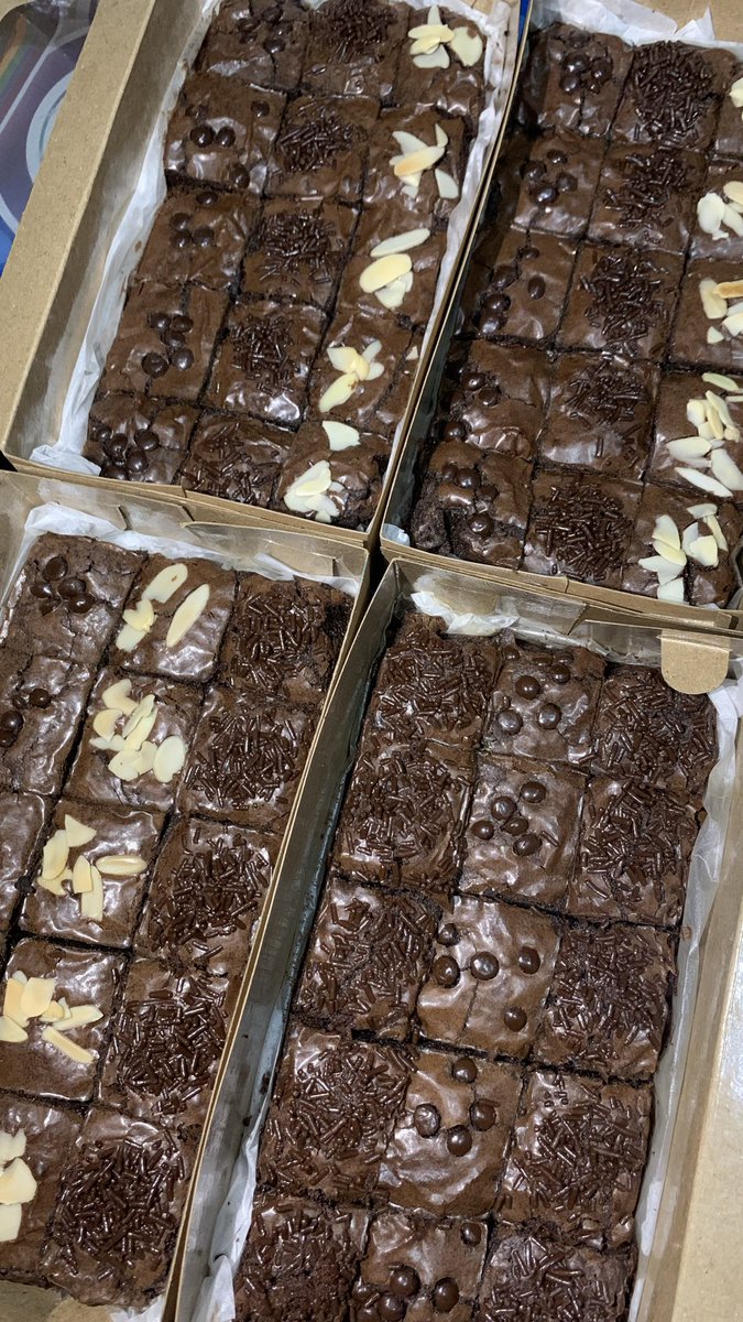 honeyveil____'s tweet photo. Temen-temen ini fudgy brownies ku🥹 Tapi maapin aku blm punya vakumnya jadi kalo untuk dikirim ke jauh takut basi🥹 https://t.co/jfnvY5gmxP