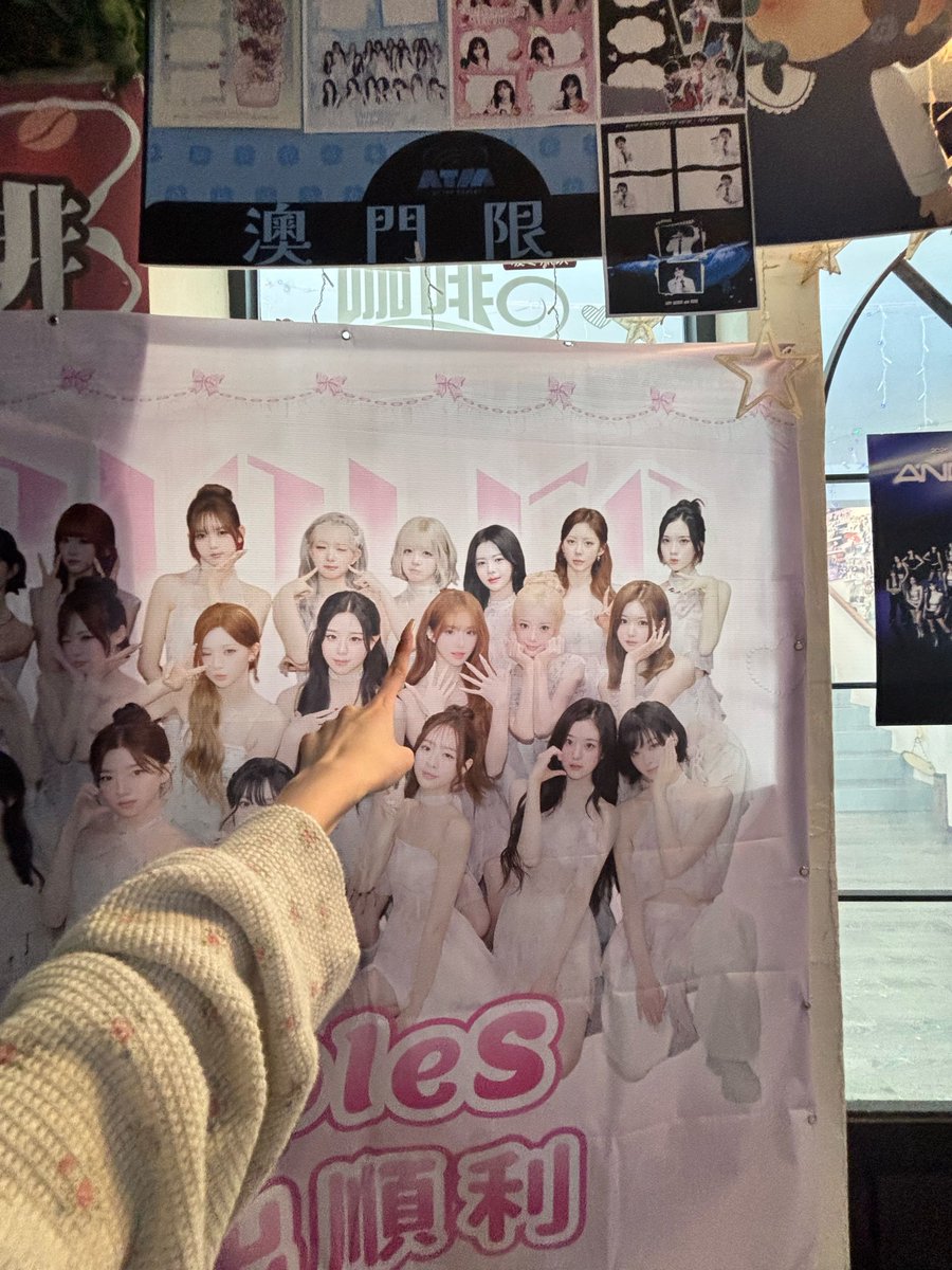 TheDrakeon's tweet photo. #Chaewon finding the WAV fan Cafe in Macau https://t.co/H5bBYUnumO