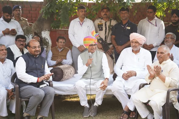 VigyanAp's tweet photo. Shri Shivraj Singh Chauhan inaugurated the nationwide 'Save the Field Campaign' - interacted directly with farmers at the farmers' chowk - Farmers to protect soil health, use chemical fertilizers in a balanced manner #@icarindia @atariXhyderabad @PIB_India @_ANGRAU @AgriGoI @icar https://t.co/Lnat7CQ1ty