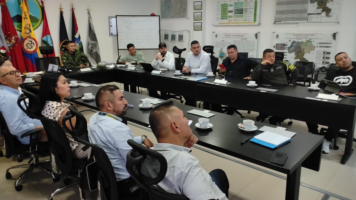 Colfecar's tweet photo. 📍 COLFECAR en el Cauca

🚛 La seguridad de nuestras empresas y conductores exige presencia institucional, articulación y resultados concretos.

El pasado 21 de octubre, participamos en una reunión de trabajo con la Vigésima Novena Brigada del Ejército Nacional, en el departamento del Cauca, uno de los territorios donde las condiciones de orden público representan grandes desafíos para el transporte terrestre de carga.

Este encuentro permitió fortalecer los canales de comunicación y la coordinación con las autoridades militares, así como avanzar en mecanismos de prevención y respuesta frente a los hechos de inseguridad que afectan a nuestros empresarios, conductores y vehículos.

Desde COLFECAR continuamos trabajando directamente en los territorios, llevando las preocupaciones de nuestros afiliados y promoviendo acciones que contribuyan a recuperar las condiciones de seguridad en corredores estratégicos como la vía Panamericana.

Valoramos estos espacios de articulación y reiteramos que el verdadero desafío es traducirlos en resultados efectivos que permitan a nuestras empresas de transporte trabajar y movilizarse con seguridad.

🇨🇴 La seguridad en las carreteras es fundamental para el abastecimiento, la conectividad y la competitividad del país.

@mindefensa @MinTransporteCo @generaljmora @claudiacarrasq @Ejercito_Div3 @COL_EJERCITO
@TransitoPolicia

#COLFECAR #SeguridadEnCarreteras #Cauca #VíaPanamericana #TransporteDeCarga #Meteoro