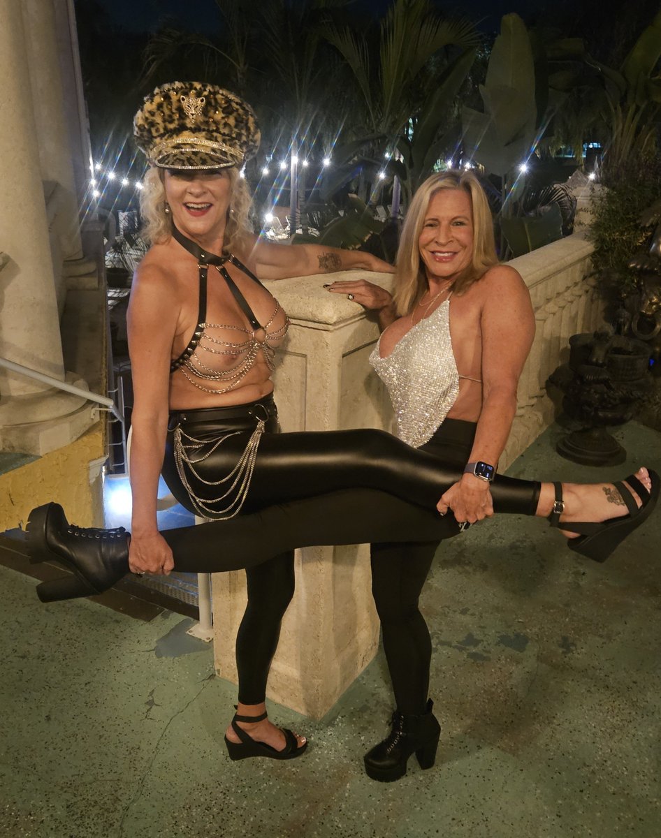 Pretty52petunia's tweet photo. Me and my girl @sunni_daizeFL rocking it on Rockstar night @CalienteClub https://t.co/jzSIOqVrUj